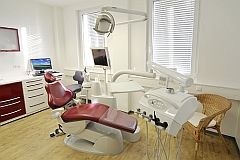 Behandlungszimmer mit modernen Geräten in der Zahnarztpraxis Clausen & Partner in Lübeck