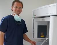 Dr. Jan-Ole Clausen an 3D Röntgen Apparatur